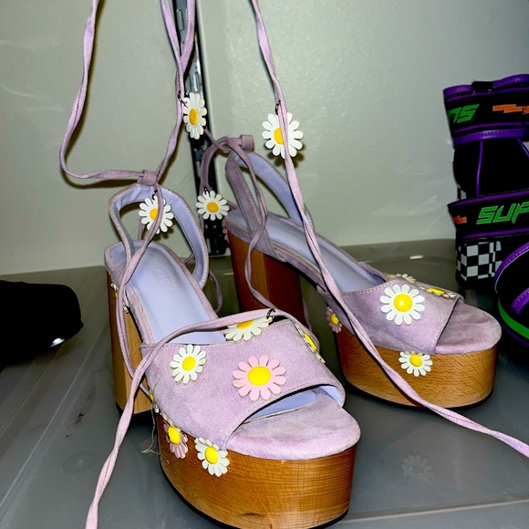flowerly purple suede (?)dollskill wrap up heel with wooden platforms . size 8. - Picture 1 of 3